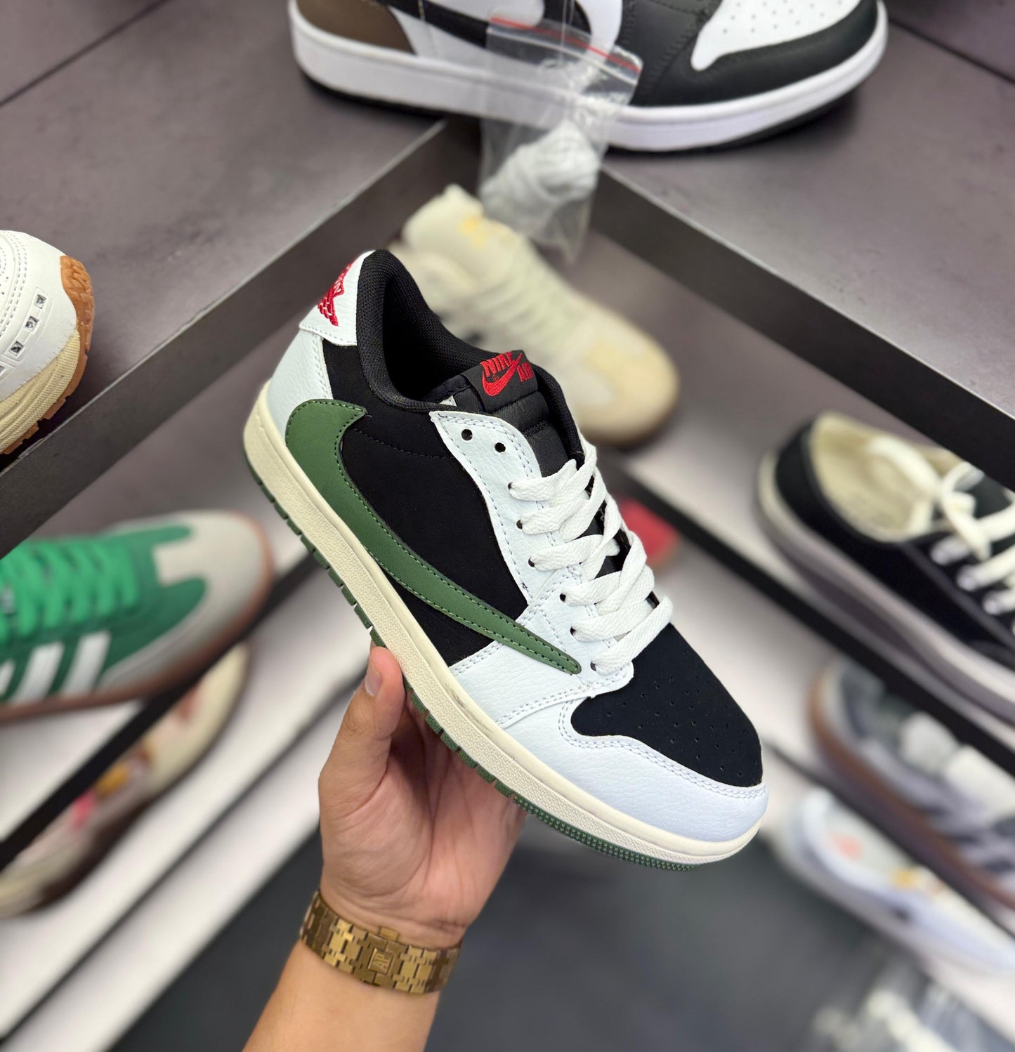 Nike Air Jordan’s retro 1 Travis Scott Reverse Noire